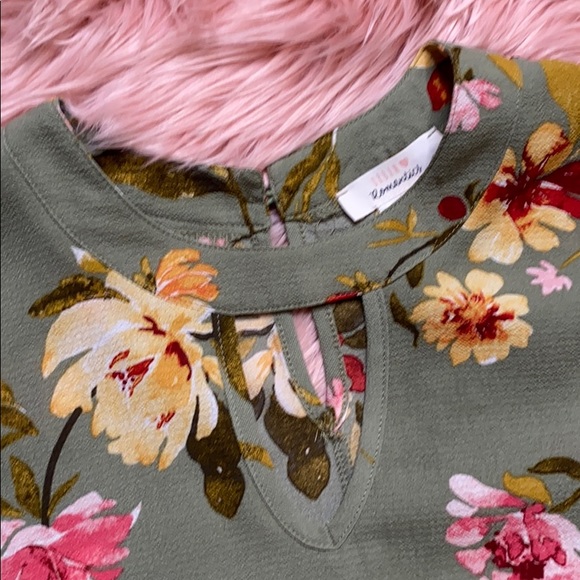 Urban Romantics Green Flower Blouse w/Bell Sleeve - Picture 5 of 8